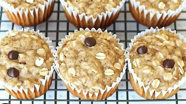 Video thumbnail for Breakfast Oatmeal Cupcakes To Go