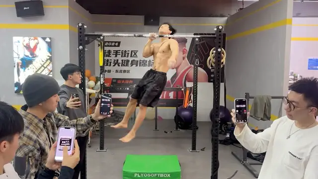 'Video thumbnail for Most one armed pull ups in one minute (male) - 35 by Li Zechuan'
