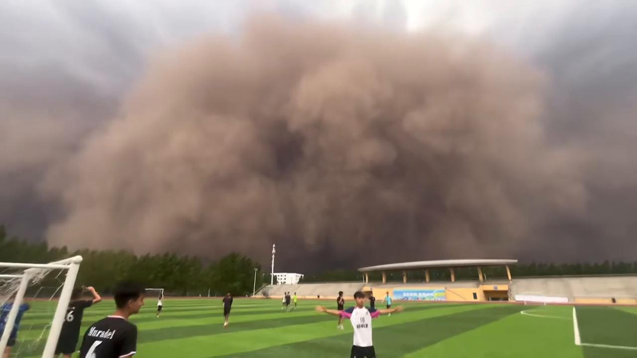 Video thumbnail for China: Massive sandstorm looms over school playground in Harbin.