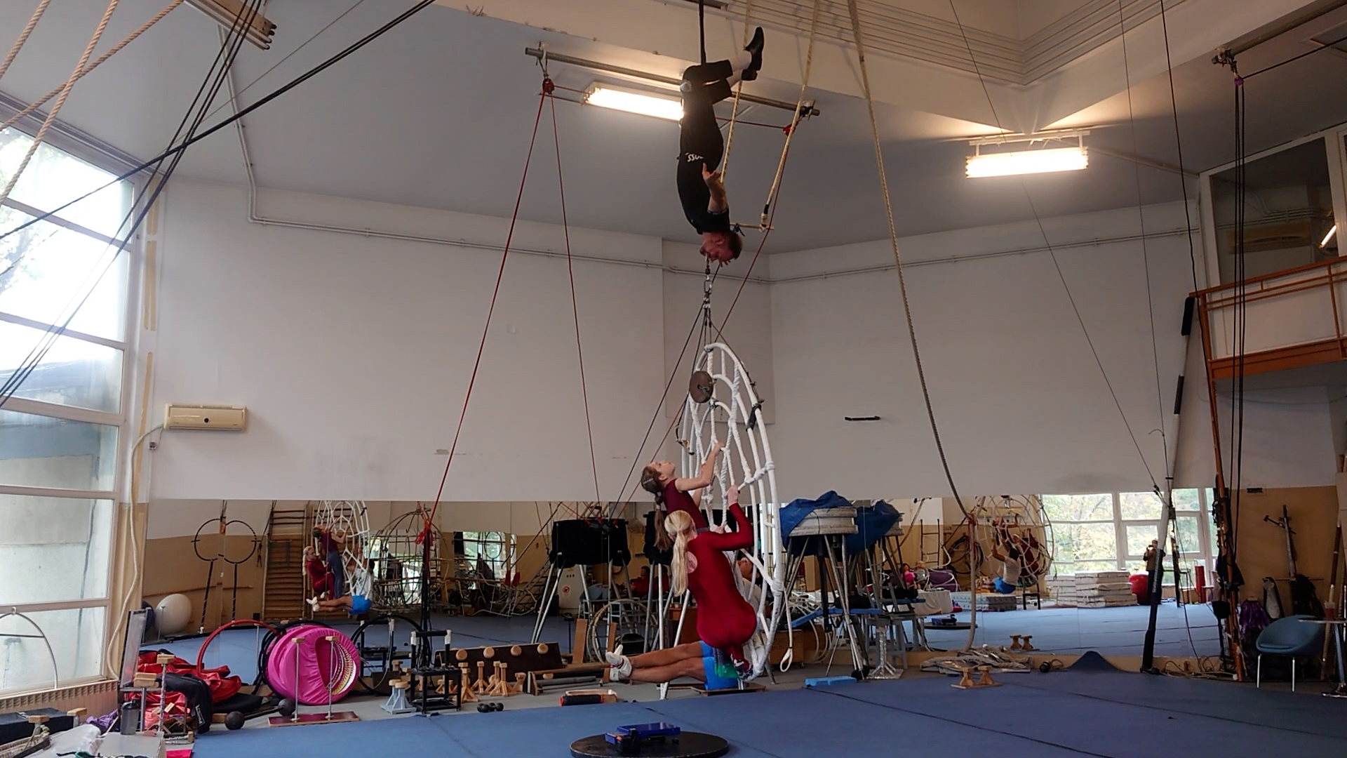 Video thumbnail for Heaviest weight held with the teeth while suspended upside down  192.84 kg (425.13 lbs) by Leonardo Costache