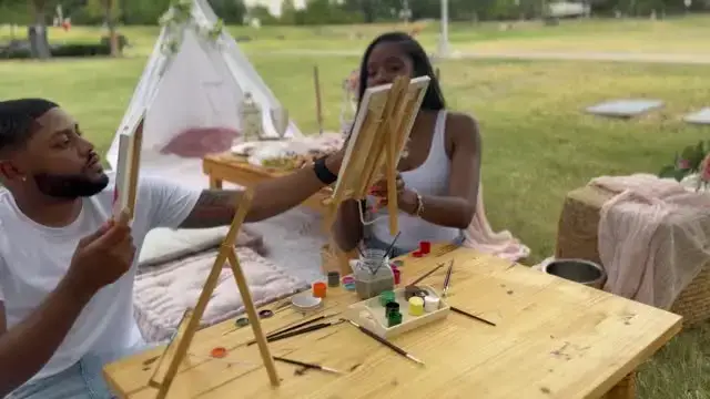 Video thumbnail for Boyfriend Paints Surprise Proposal During Art Session | Happily TV