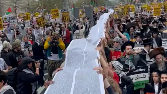 Video thumbnail for Activists unveil giant banner with the names of Palestinians killed