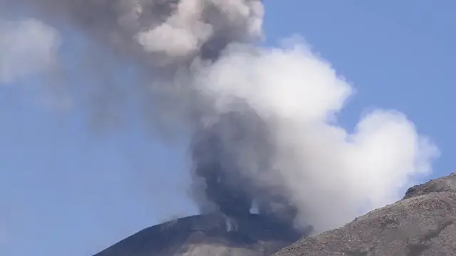 Video thumbnail for Italy: Mount Etna erupts again, disrupting flights in Sicily.