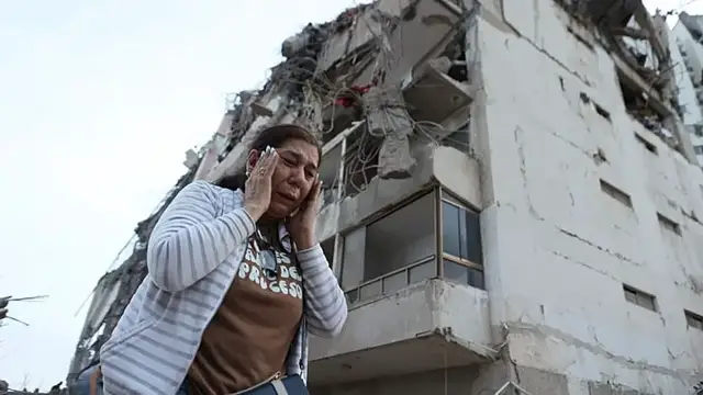 Video thumbnail for Race to rescue survivors trapped under rubble after twin quakes in Venezuela