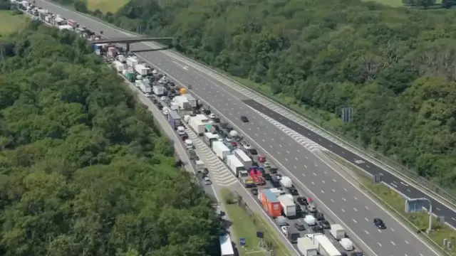 Video thumbnail for Massive M25 Crash Sparks Huge Traffic Jam During Heatwave