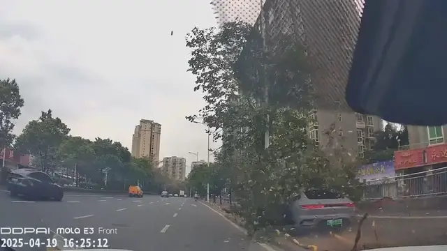 Video thumbnail for Wild Chase Ends with Car Crashing into Pole in Hunan