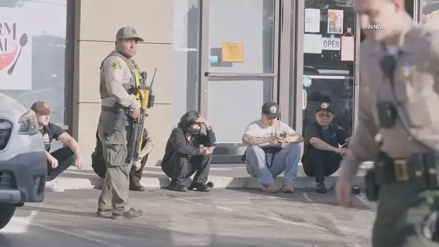 Video thumbnail for US, Tempe: Santa Clarita Rapper Blueface Handcuffed in Swatting Incident at His Restaurant.