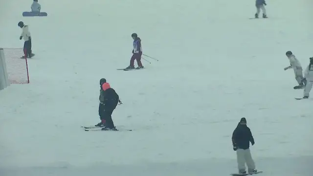 Video thumbnail for China: Indoor ski resort heats up in summer in S China.