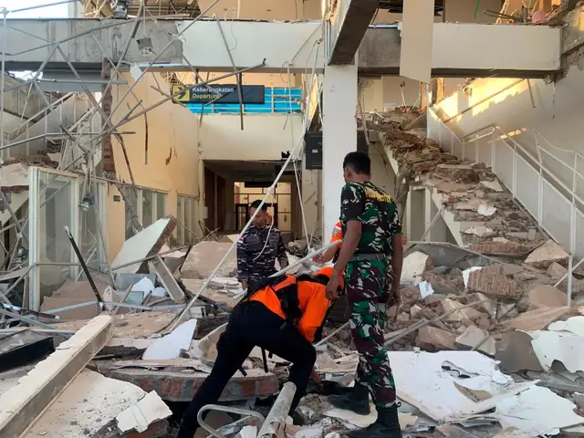 Video thumbnail for On the ground in Indonesia following 7.7 magnitude earthquake