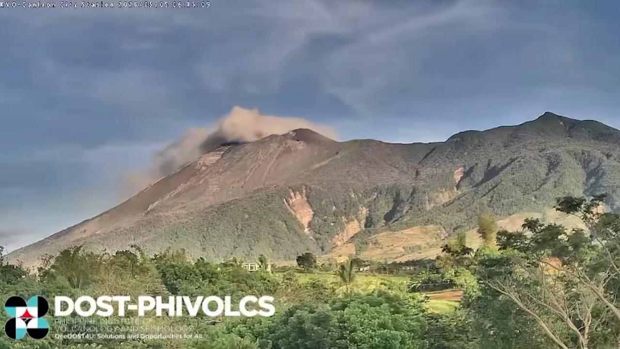 Video thumbnail for Philippines: Philippines' Kanlaon Volcano erupts, spews ash 800 meters.