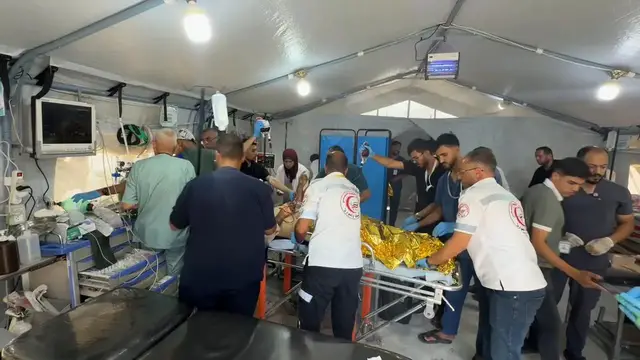 Video thumbnail for Israeli strike kills Palestinian child in southern Gaza tent for displaced, despite ceasefire.