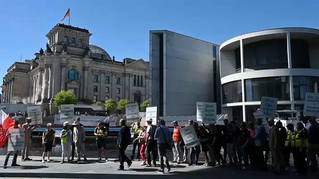 Video thumbnail for Germany: Cargo vessel disrupts traffic on Berlin's Spree River during protest.