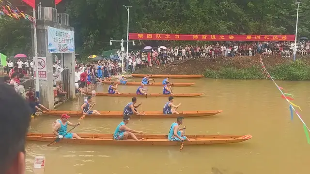 Video thumbnail for Boat Sinks Seconds After Race Starts in Guangdong