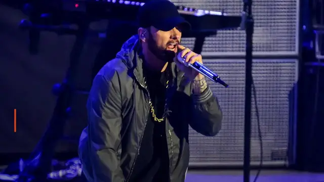 Video thumbnail for Eminem met aux enchères ses sneakers au profit de sa fondation.