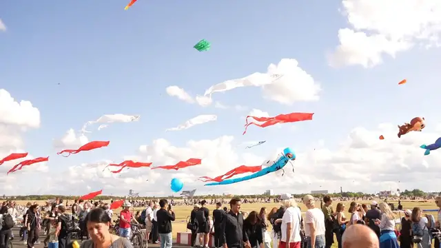 Video thumbnail for Germany: Giant kites soar over Berlin during annual festival.
