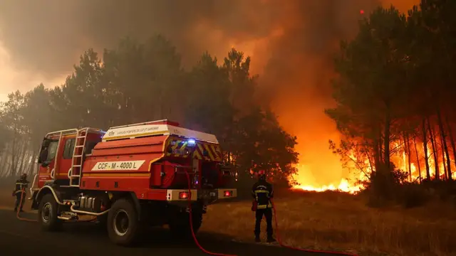 Video thumbnail for Thousands evacuated due to wildfire in France's southwest