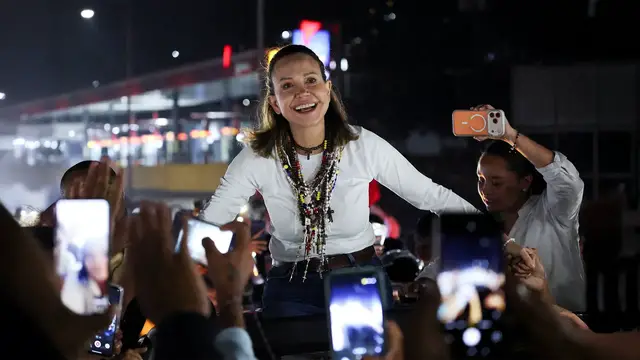 Video thumbnail for Thousands greet opposition leader Maria Machado upon return to Caracas