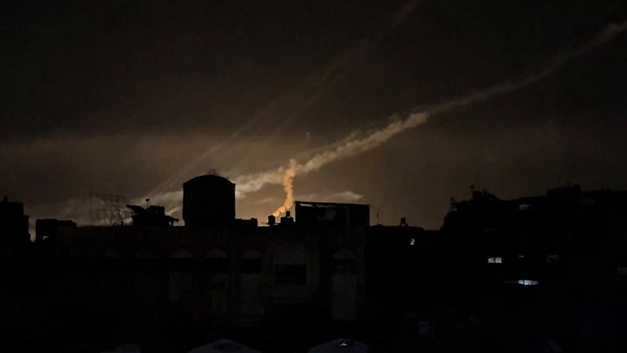 Video thumbnail for Israeli airstrike in Khan Younis kills 1 Palestinian, wounds several others.