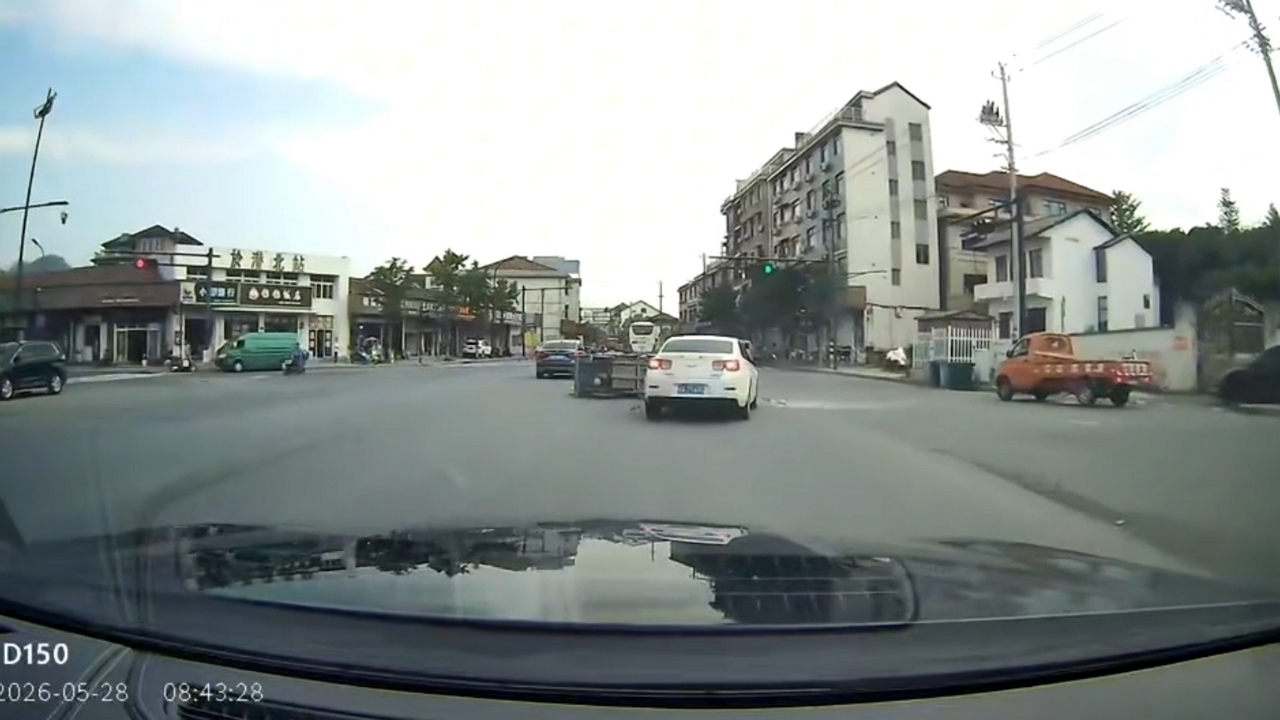 Video thumbnail for Crazy Lane Changes Cause Intersection Crash in Zhejiang