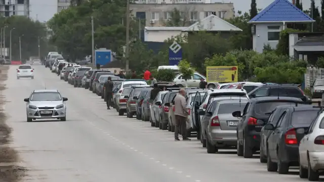 Video thumbnail for Moscow starts feeling bite of fuel shortages as Ukraine ramps up attacks
