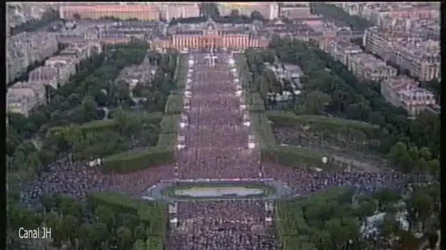 Video thumbnail for Johnny Hallyday - medley - Tour Eiffel 2000