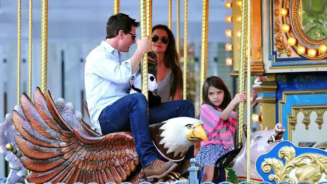 Video thumbnail for UNCAPTIONED: Tom Cruise and Katie Holmes's daughter Suri Cruise reportedly drops surname.