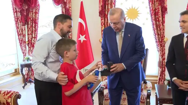 Video thumbnail for Türkiye: Turkish president receives boy, 12, behind ‘Cake Not Hate’ campaign.