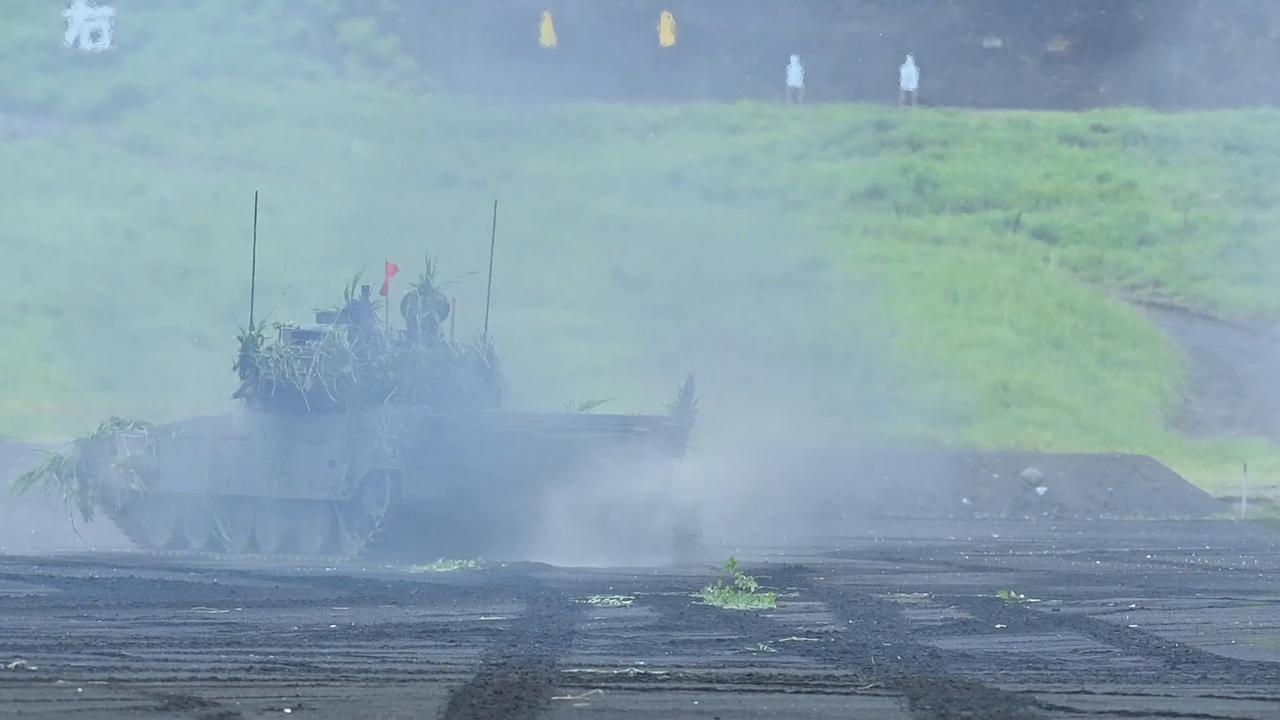 Video thumbnail for France: Japanese troops stage annual Fuji Firepower Exercise.