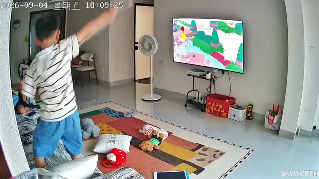 Video thumbnail for Boy accidentally cracks TV screen with charger in Guangdong