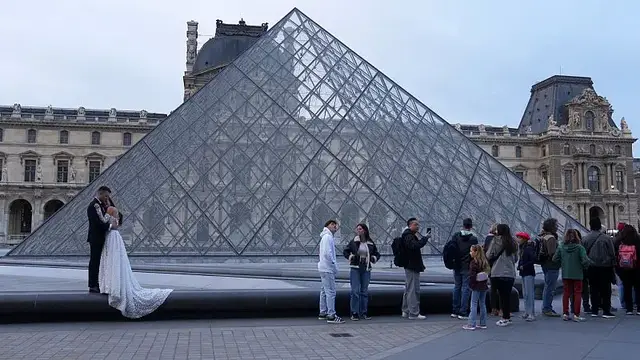'Video thumbnail for The Louvre reopens 3 days after thieves took French crown jewels in a heist'