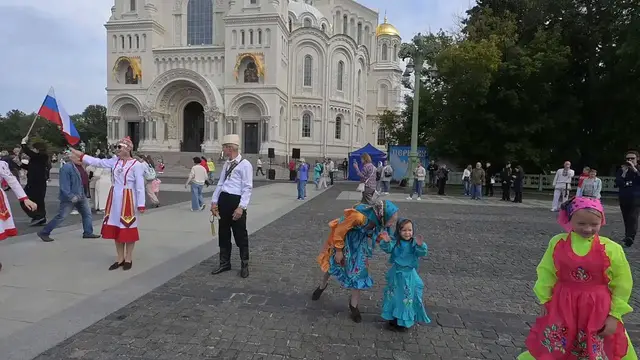Video thumbnail for Russia: St. Petersburg celebrates ‘Russian Round Dance’ festival.