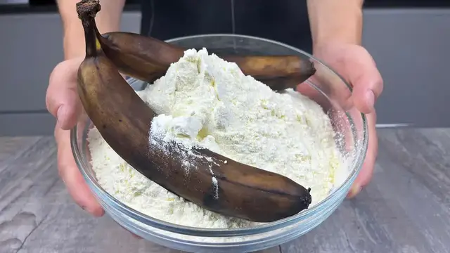 'Video thumbnail for Don't throw away spoiled bananas! Just add flour and it will be delicious!'