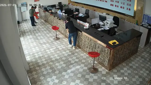 Video thumbnail for Snake Slithers Into Jiangsu Office Through Glass Door