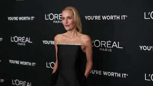 Video thumbnail for UNCAPTIONED: Gillian Anderson reveals 'illicit' same-sex relationship.