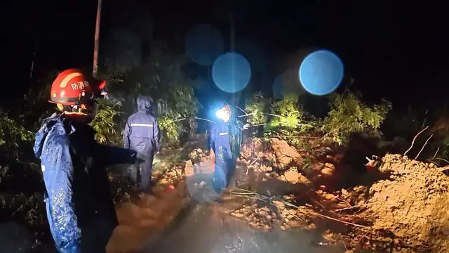 Video thumbnail for China: Heavy rain lashes Hainan, 55,000 people evacuated.