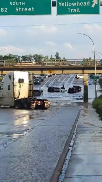 Video thumbnail for Driver Escapes Flooded Underpass after Sudden Storm