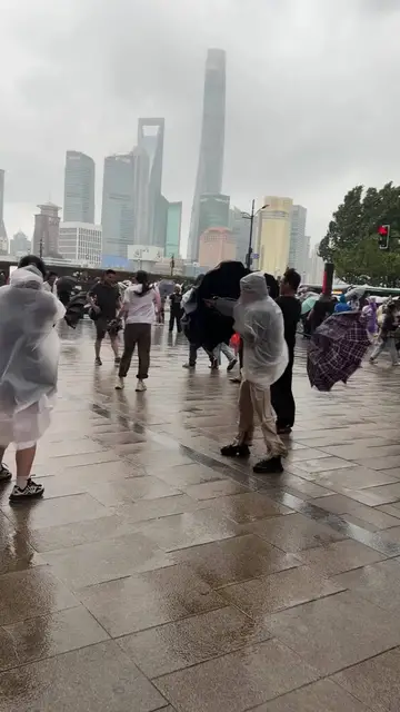 Video thumbnail for Crowds Battling Typhoon Winds on the Bund in Shanghai