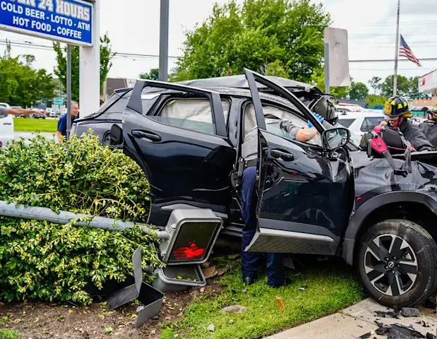 Video thumbnail for Two-vehicle crash takes out pedestrian signal in Hicksville