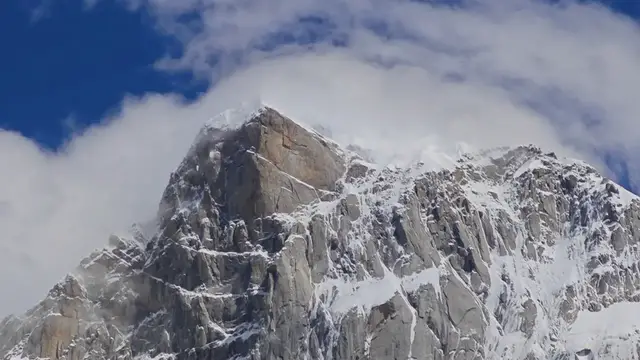 Video thumbnail for Paraglider Circles Yaomei Peak at High Altitude in Sichuan