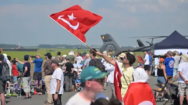 Video thumbnail for Belgium: Turkish Stars draw crowds with aerobatic display in Belgium.