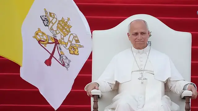 Video thumbnail for Pope urges Europe to protect migrants in visit to island frontier