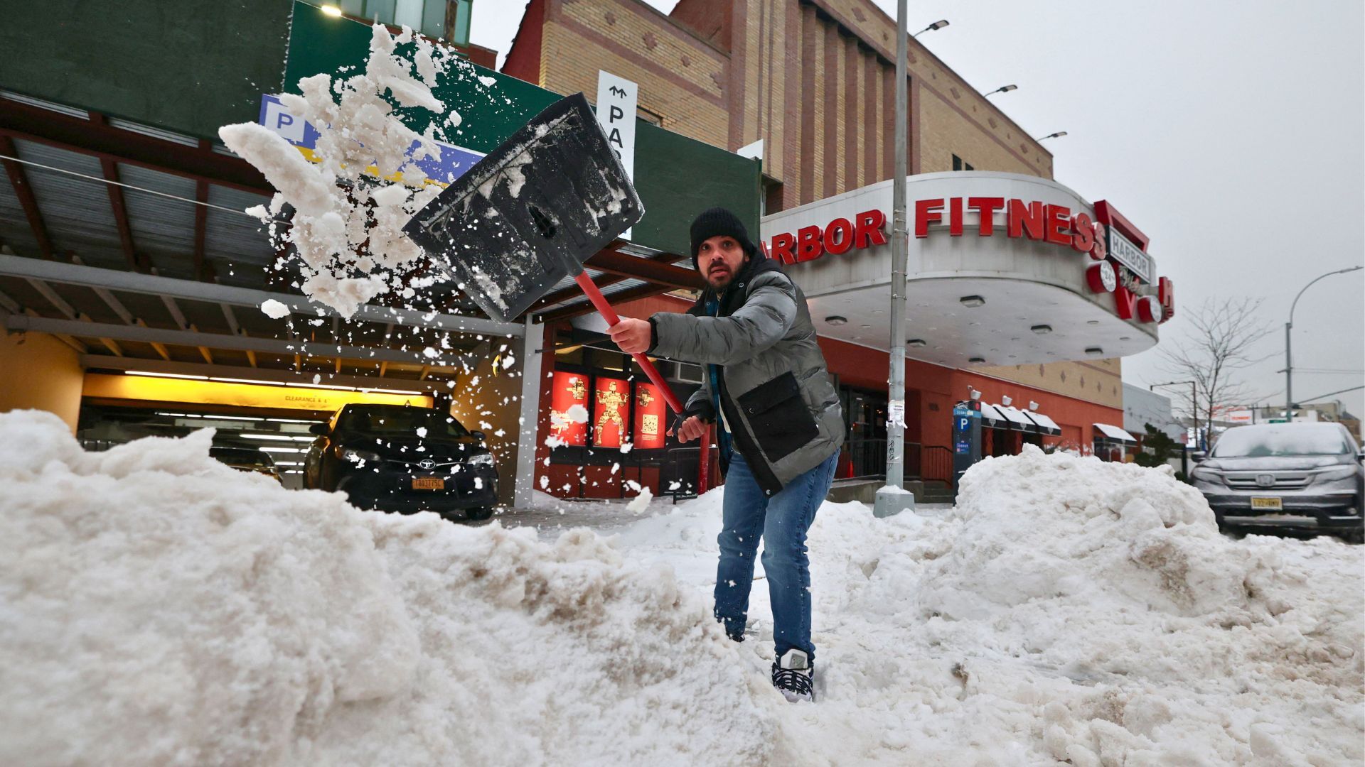 Video thumbnail for New York paralysed by winter storm as deep snow, ice and power cuts hit