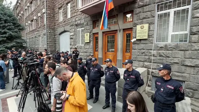 Video thumbnail for Armenia: Protests near National Security Service building in Armenia.