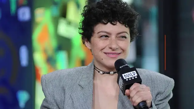 Video thumbnail for Alia Shawkat se délecte des anciennes rumeurs de couple avec Brad Pitt.