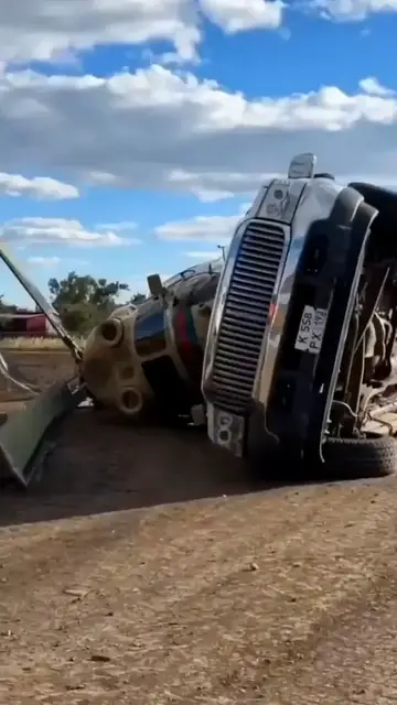 Video thumbnail for Pick-up truck overturns trying to carry military chopper in Russia