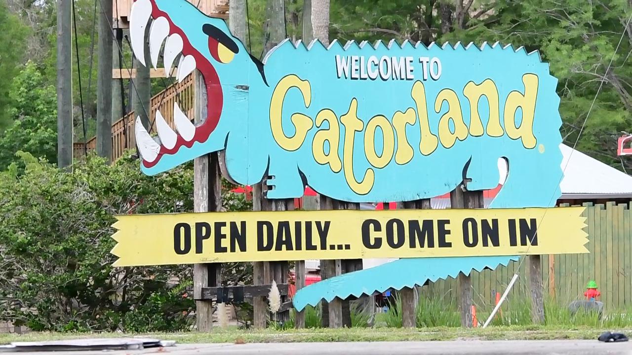 Video thumbnail for US: Gatorland amusement park evacuated due to an alleged bomb threat..