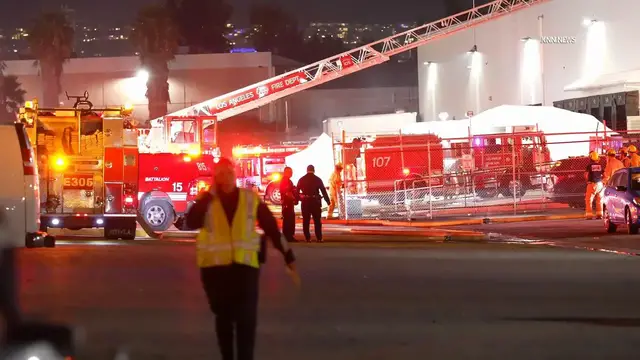 Video thumbnail for US, Los Angeles: Canoga Park Fatal News Helicopter Crash Burns Between Buildings Part 2.