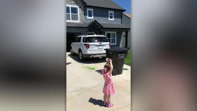 Video thumbnail for Dad Uses Leaf Blower To Fly Daughter's Kite | Happily TV