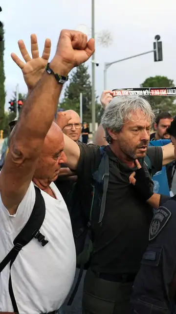 Video thumbnail for Israeli protesters demand accountability 1,000 days since October 7