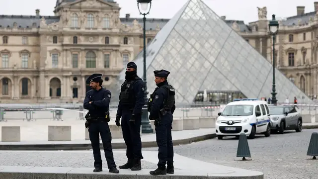 'Video thumbnail for What we know about robbery at Louvre Museum in Paris'